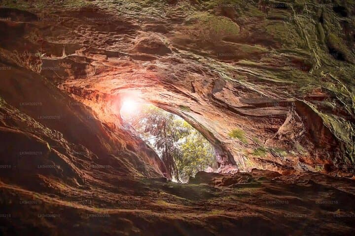 Explore Ella in 3 Days: Nine Arch Bridge, Little Adam's Peak & Ravana Falls photo 4