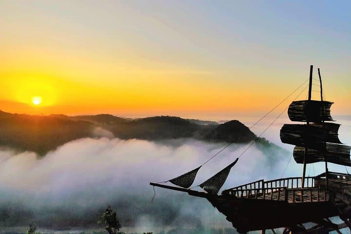 Yogyakarta Sunrise Above the Clouds: Guided Borobudur & Prambanan Day Tour photo 3
