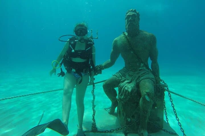 Beginner Scuba in San Andres: Corals, Statues & Shallow Reefs photo 2
