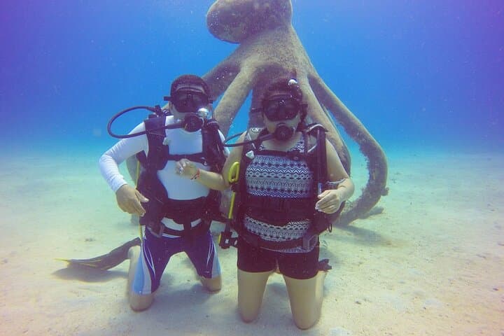 Beginner Scuba in San Andres: Corals, Statues & Shallow Reefs photo 3