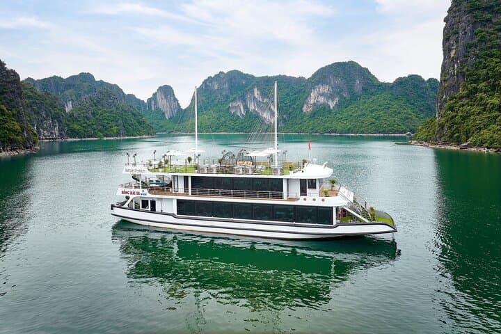 Halong Bay Day Cruise: Luxury Boat with Jacuzzi, Kayak & Buffet Lunch photo 2