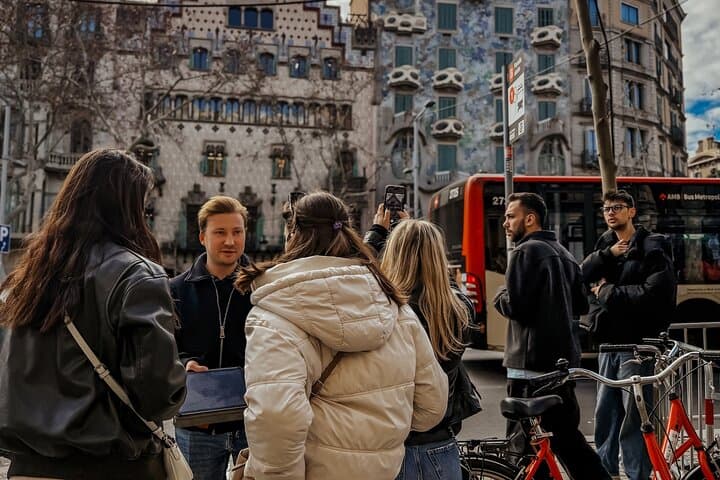 Barcelona Bike & eBike Tour: Gaudí, Gothic Quarter & Local Tapas photo 6