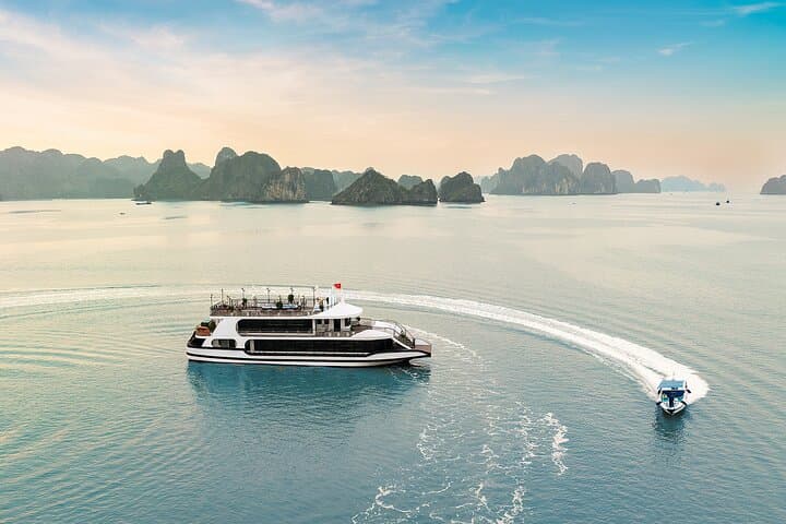Halong Bay Day Cruise: 5-Star Jacuzzi, Kayaking & Ti Top Island photo 2