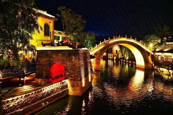 Beijing Hutong Night Tour: Yunnan Dinner, Shichahai Boat Ride & Houhai Stroll photo 1