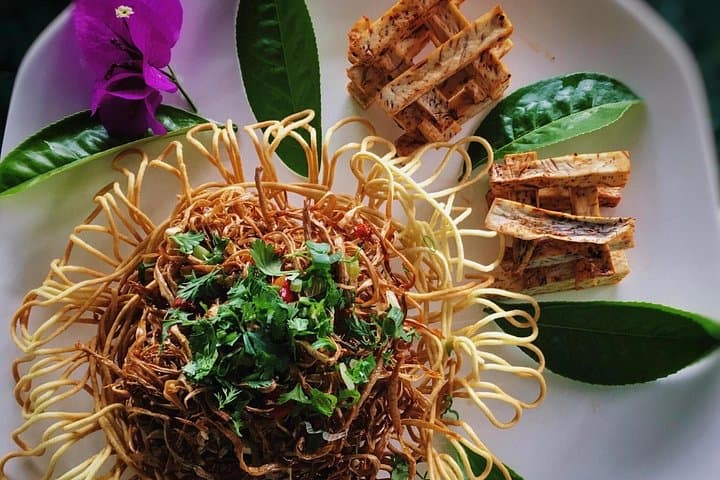 Beijing Hutong Night Tour: Yunnan Dinner, Shichahai Boat Ride & Houhai Stroll photo 3