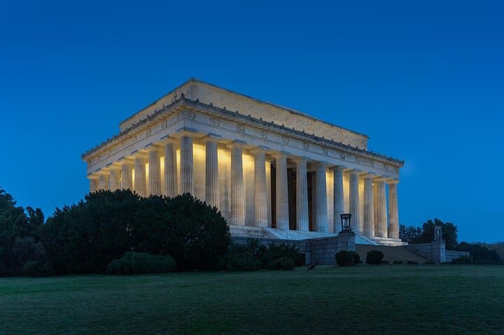 Monuments and Memorials Night Walking Tour: Washington DC After Dark