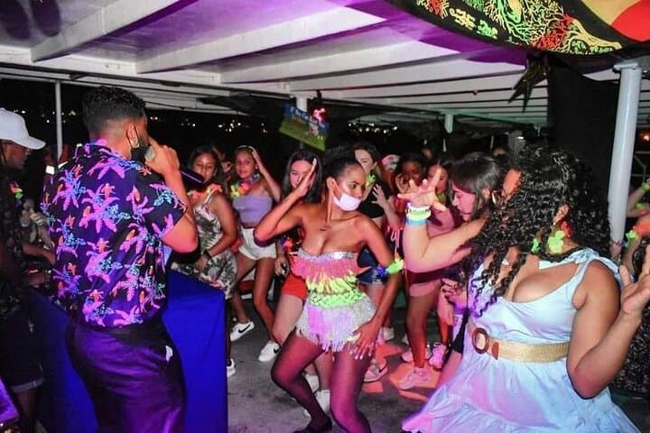 San Andrés Bay Yacht Rumba: Night Cruise with DJ & Open Bar photo 2