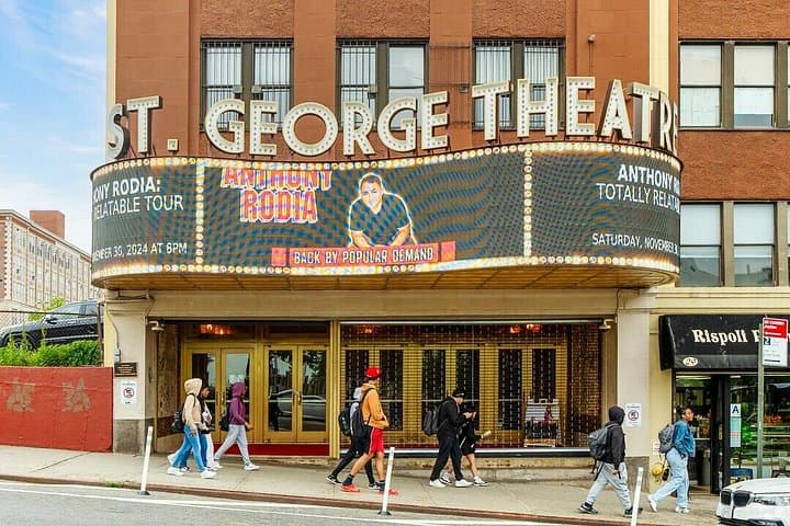 Staten Island Walking Tour and Slice of Pizza: St. George Highlights photo 2