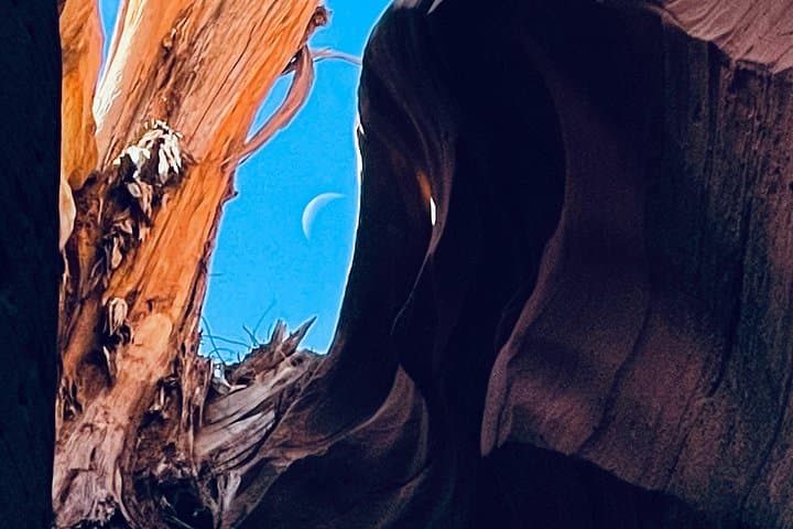 Ligai Si Anii Canyon: H-Frame Slot Hike Near Antelope Canyon photo 2