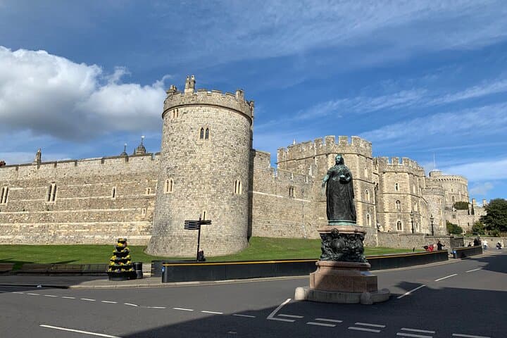 Private Transfer London to Southampton via Windsor Castle — Door-to-Port Sightseeing
