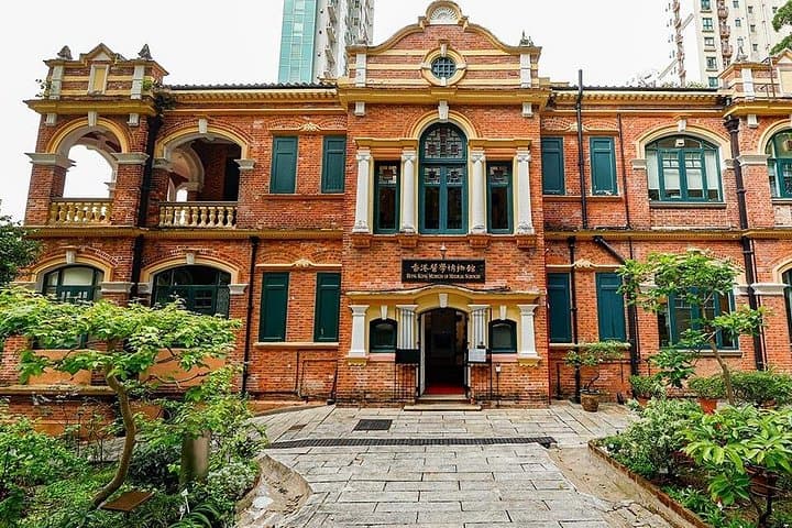 Full-Day Hong Kong Island Walking, Ferry & Beach Tour: Central to Repulse Bay photo 1