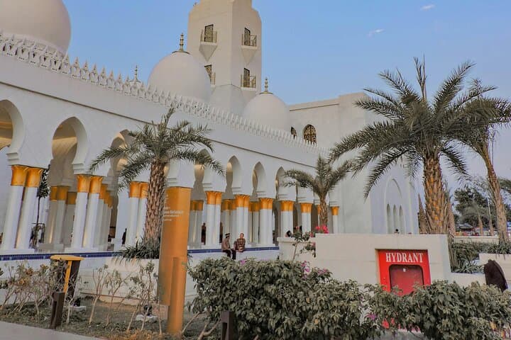 Abu Dhabi Private City Tour: Sheikh Zayed, Qasr Al Watan & Corniche in a Day
