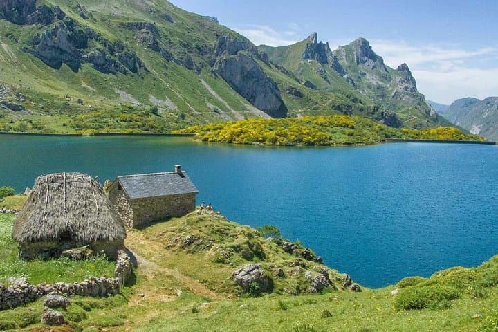 Somiedo Biosphere Reserve Day Trip from Oviedo — Lakes, Teitos & Bear Lookouts
