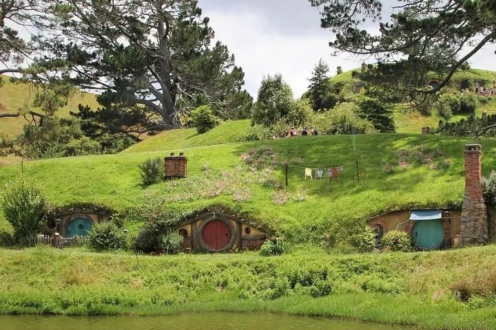 Hobbiton & Waitomo Caves Day Tour — Middle‑earth Movie Set and Glowworm Cavern Guide