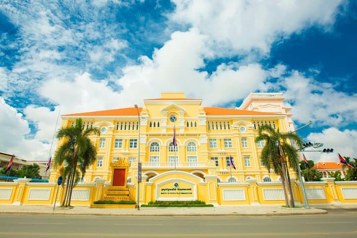 Cyclo Through Phnom Penh: Royal Palace, Wat Phnom & Local Eats photo 2