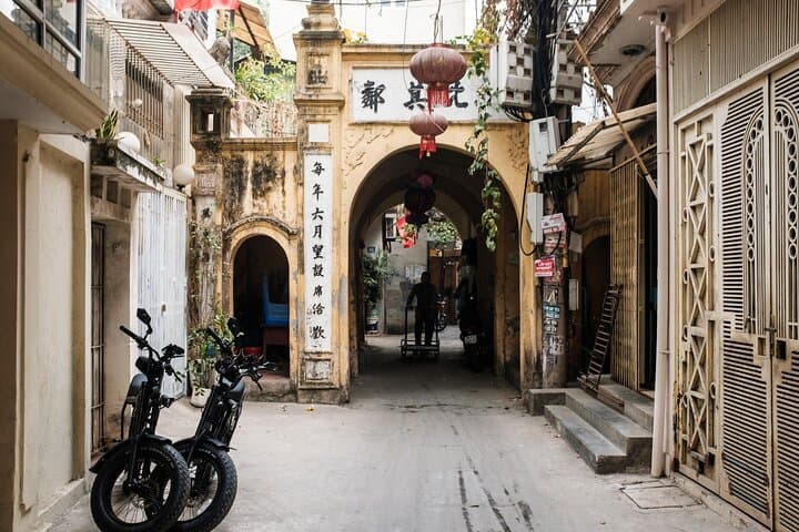 Hanoi Beyond the Landmarks: West Lake E-Bike Cultural Tour photo 6