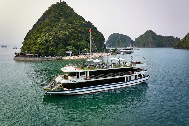 Luxury Day Cruise to Ha Long Bay with Jacuzzi, Kayaking & Sung Sot Cave photo 2