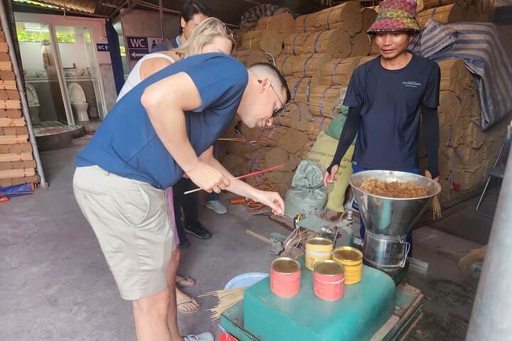 Hanoi Private Tour: Duong Lam Ancient Village, Conical-Hat & Incense Crafting Day Trip photo 6