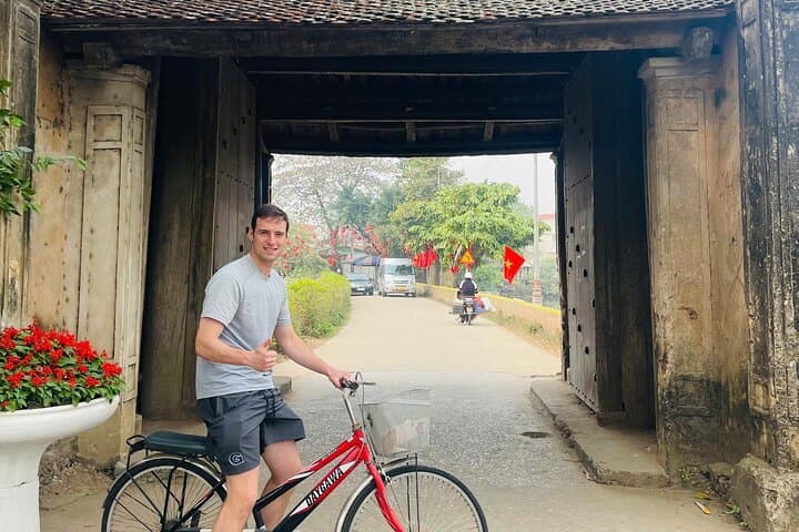 Hanoi Private Tour: Duong Lam Ancient Village, Conical-Hat & Incense Crafting Day Trip photo 5