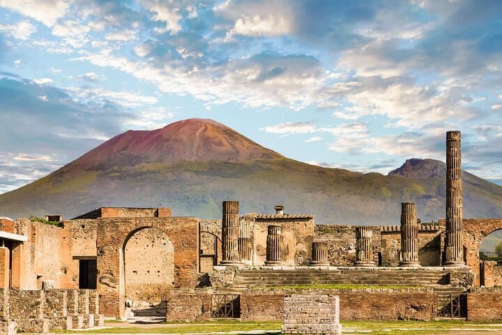 Private transfer from Naples to Sorrento with 2-hour Pompeii tour
