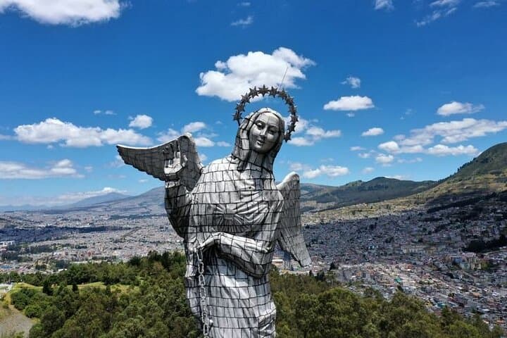 Private Quito Transfers to Cotopaxi, Otavalo, Mindo & Baños — Comfortable Ecuador Transport photo 3