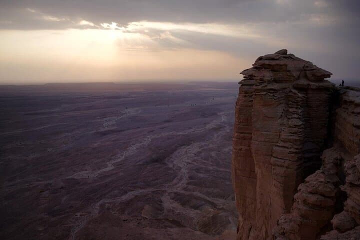 Edge of the World Private 4x4 Tour from Riyadh: Sunset, Bat Cave & Dinner photo 3