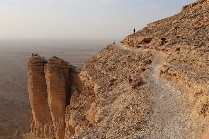 Edge of the World Private 4x4 Tour from Riyadh: Sunset, Bat Cave & Dinner