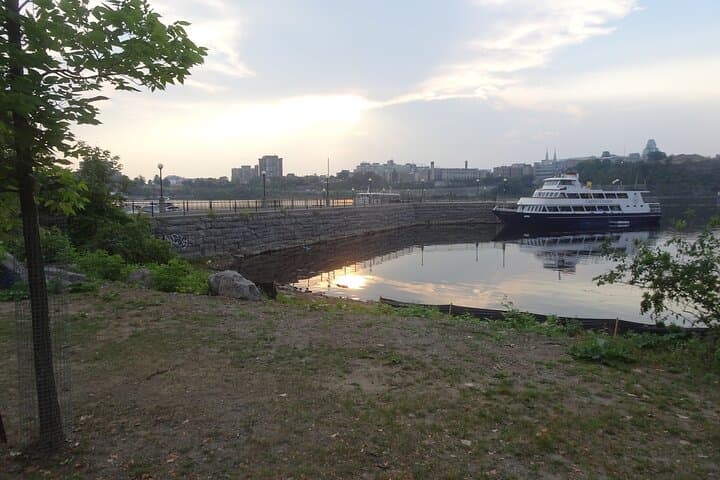 Self-Guided Gatineau Scavenger Hunt: Hull Walking Tour Along the Ottawa River photo 6