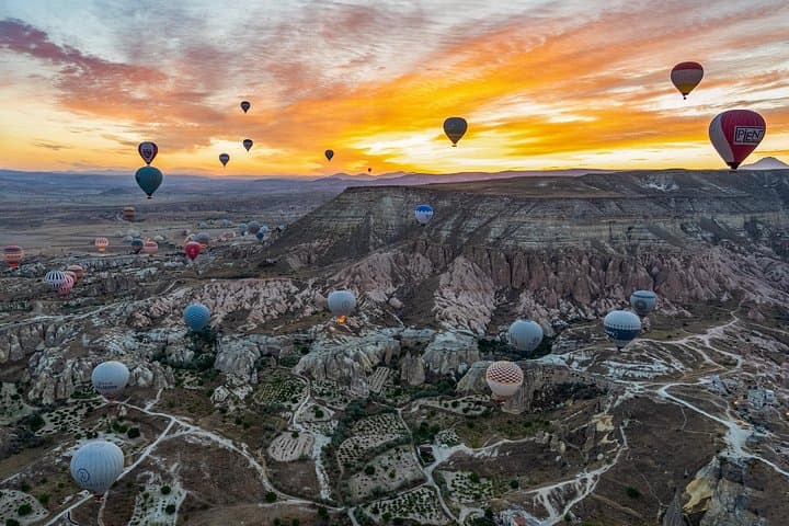 Sunrise Hot Air Balloon Over Göreme & Love Valley — Cappadocia Flight Guide