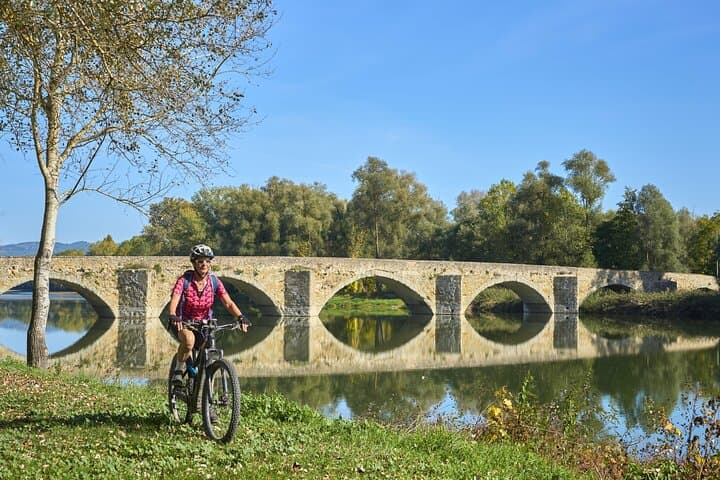 Lucca to Pisa Private E-Bike Tour — Wall Rides, Park Picnic & the Leaning Tower photo 2