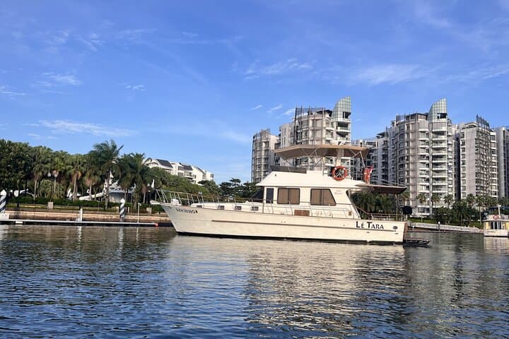 Sunset & Skyline Yacht Cruise in Singapore: 1-Hour Alaska45 Evening Sail photo 3