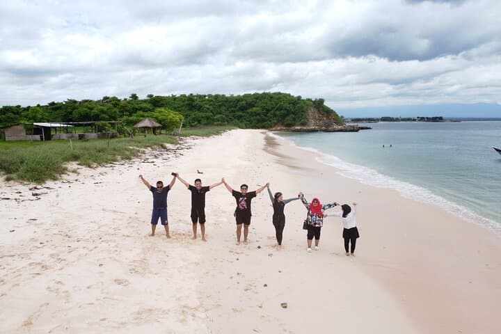 Explore Lombok's Pink Beach: Snorkeling by Glass-Bottom Boat photo 4