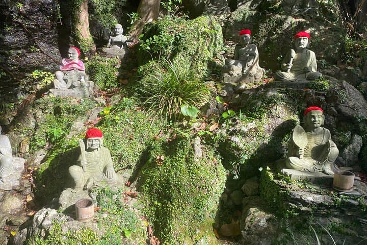 Exploring Hakata's Temples and Shrines: Nanzoin, Tōchō-ji & Kushida Guided Tour photo 4