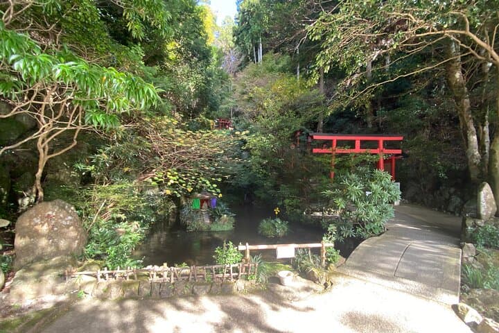 Exploring Hakata's Temples and Shrines: Nanzoin, Tōchō-ji & Kushida Guided Tour photo 5