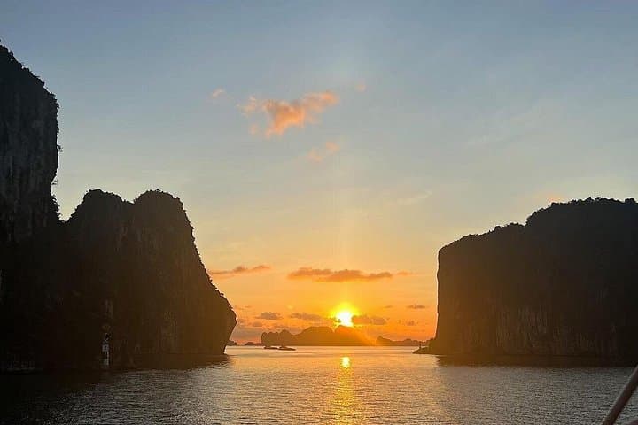 Private Luxury Yacht Cruise in Halong Bay: 3-Hour Sunset and Kayak Experience photo 3