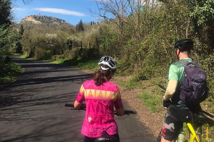 Full-Day E‑Bike Tour to Civita di Bagnoregio and Orvieto from Rome — Wine Tasting & Dinner photo 2