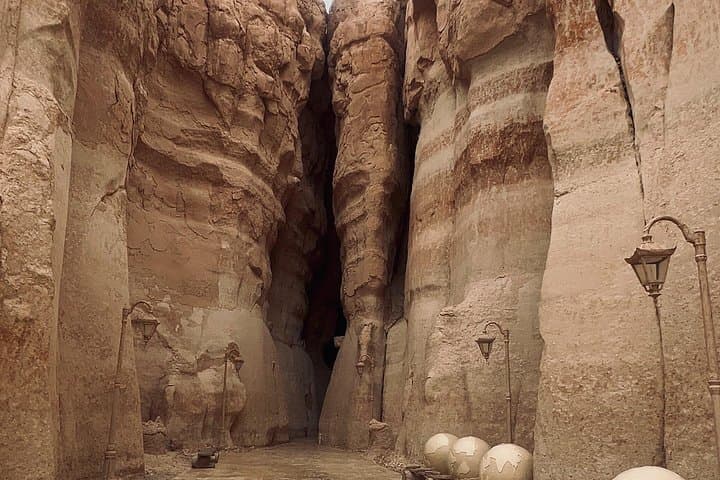 Explore Al Ahsa: Palm Groves, Jabal Al-Qarah Caves & Rose Farms photo 2