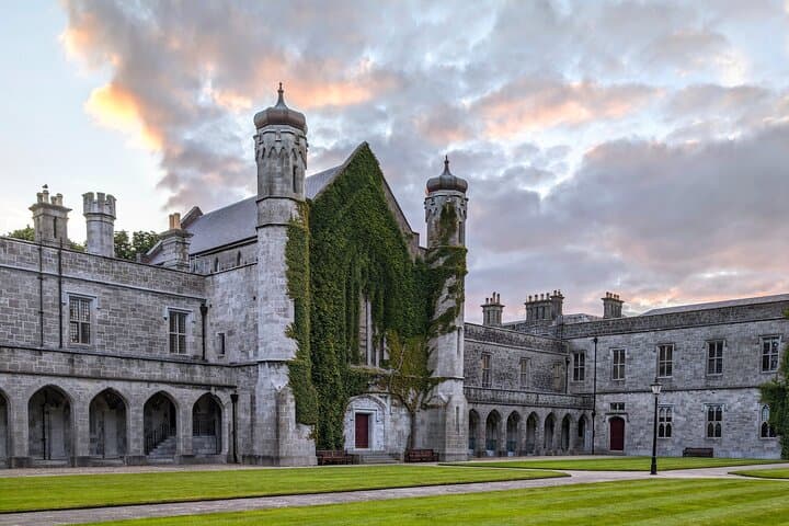 Aberdeen 60-Minute Private Walking Tour with a Local Guide