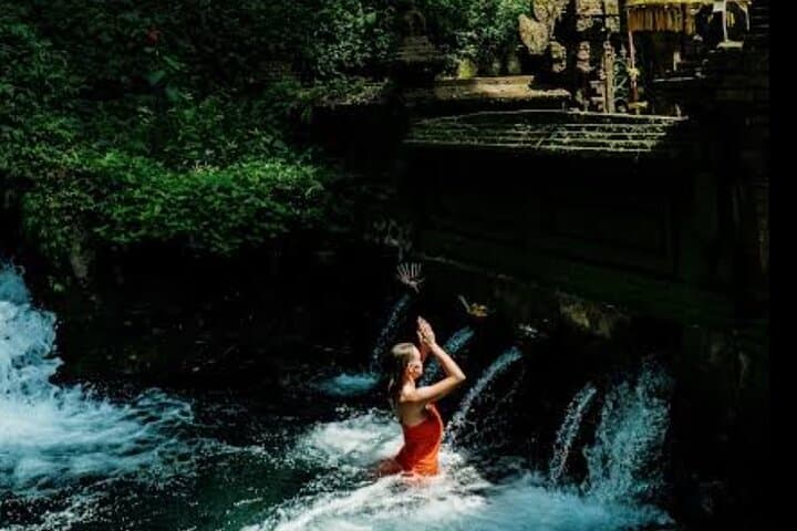 Mengening Temple Spiritual Cleansing: Balinese Melukat Ritual at Tampak Siring photo 1