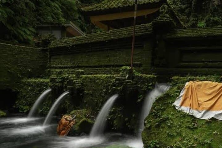 Mengening Temple Spiritual Cleansing: Balinese Melukat Ritual at Tampak Siring photo 4