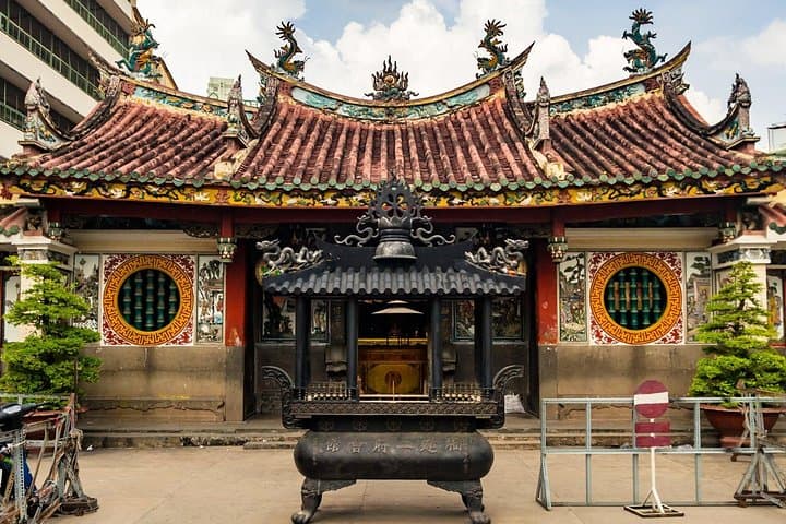 Private Jeep and Walking Tour of Ho Chi Minh City: Saigon Landmarks & Local Eats photo 2