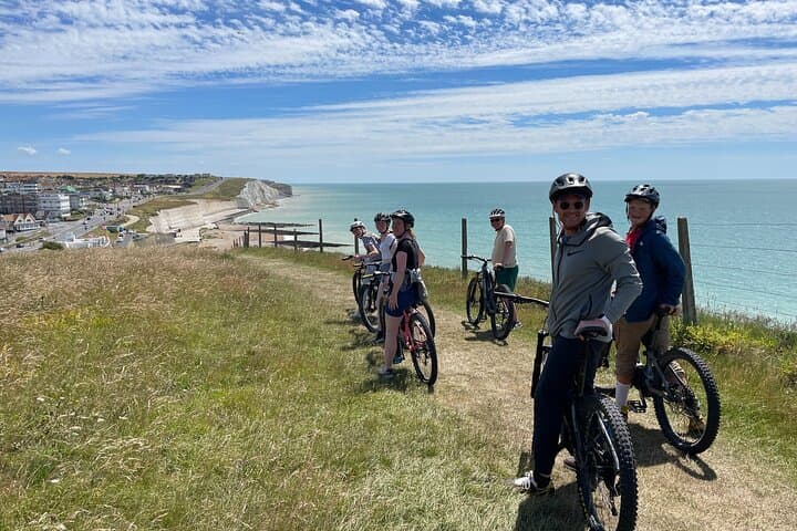 E‑Bike Brighton Cliffs & South Downs: Coastal Rides, Chalk Trails and Seafront Stops