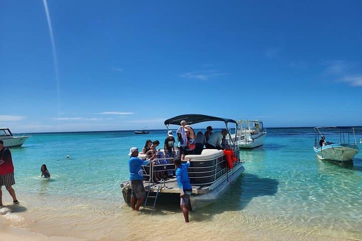 Pontoon Snorkeling & West Bay Beach Day in Roatán — Snorkel, Swim, Lunch photo 1
