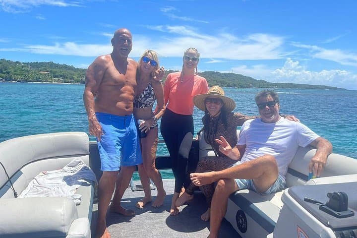 Pontoon Snorkeling & West Bay Beach Day in Roatán — Snorkel, Swim, Lunch photo 2