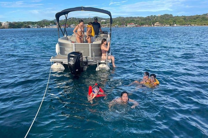Pontoon Snorkeling & West Bay Beach Day in Roatán — Snorkel, Swim, Lunch photo 3