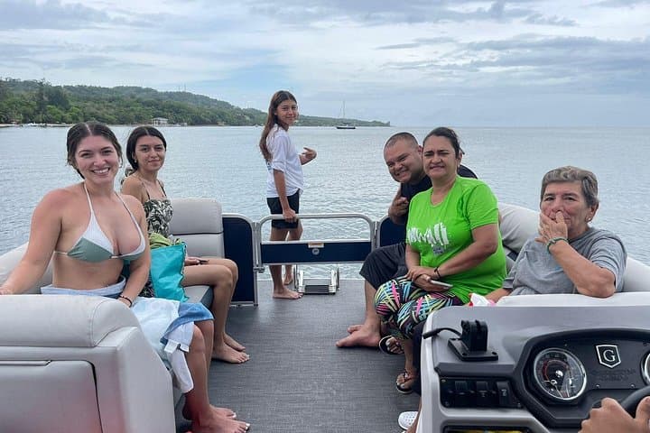 Pontoon Snorkeling & West Bay Beach Day in Roatán — Snorkel, Swim, Lunch photo 4