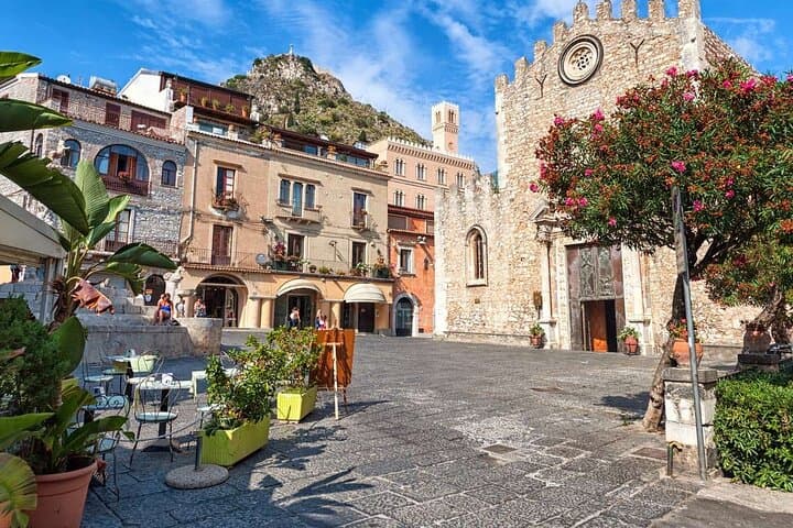 Taormina Street Food Walk: Arancini, Pasta alla Norma & Cannoli Tasting
