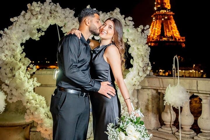 Night Photoshoot in Paris: Private 30-Minute City of Lights Session