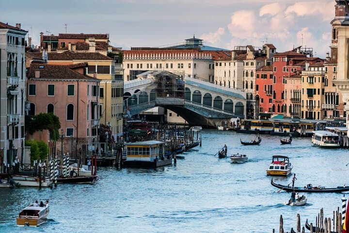 Shared Gondola Ride on Venice's Grand Canal — 30-Min Experience photo 4