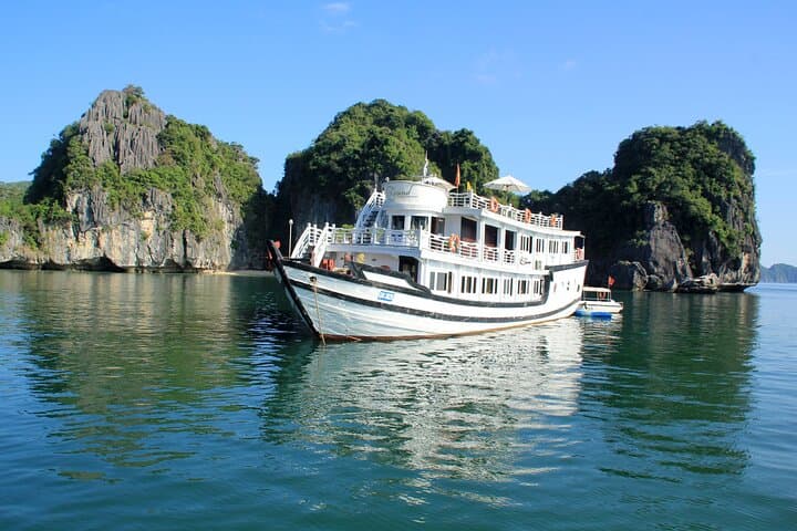 Halong Bay 4-Day Shared Cruise: Kayaking, Caves & Titov Island